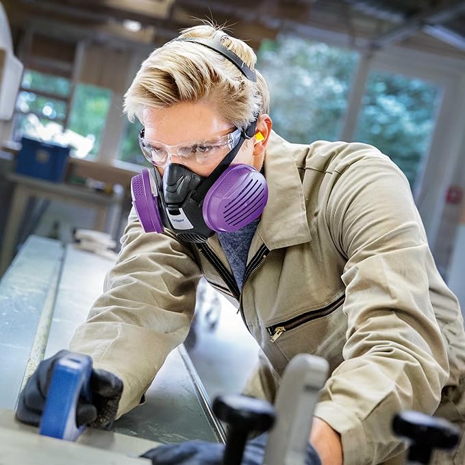 Dräger X-plore 3500 half-face respirator mask with P100 particle filters against smoke particles from wildfire